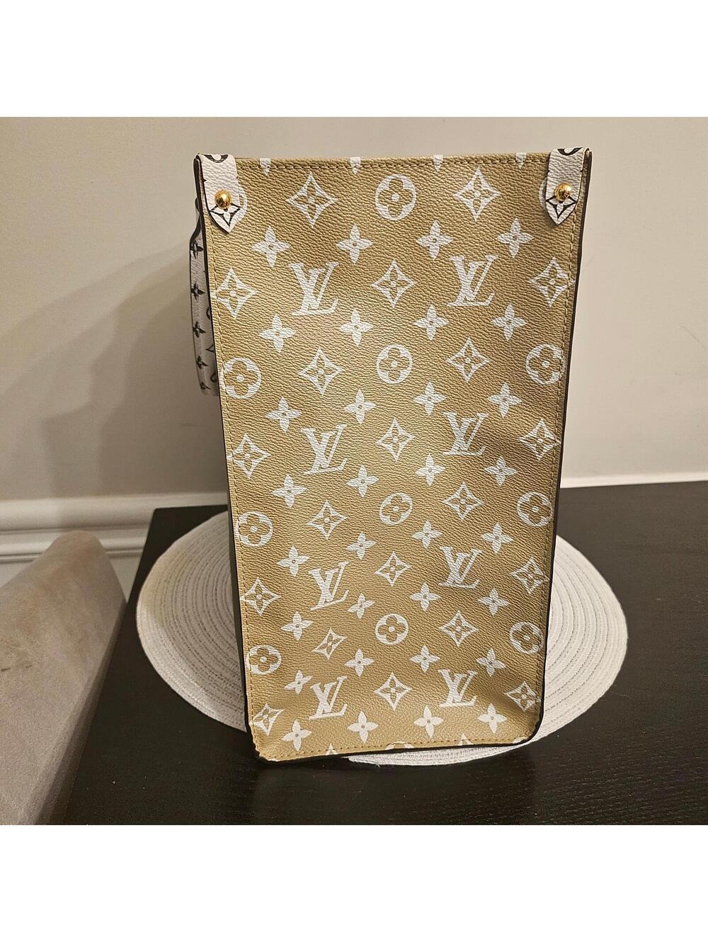 Louis Vuitton Onthego GM Giant Monogram Khaki/Beige Tote - Picture 5 of 16